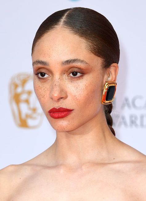 Adwoa Aboah's Red Lip at the 2022 BAFTA Film Awards Jessie Buckley, Black And White Gown, Adwoa Aboah, Effortless Waves, Gucci Gown, Black Lace Gown, Old Hollywood Glam, Beauty Looks, Celebrity Beauty