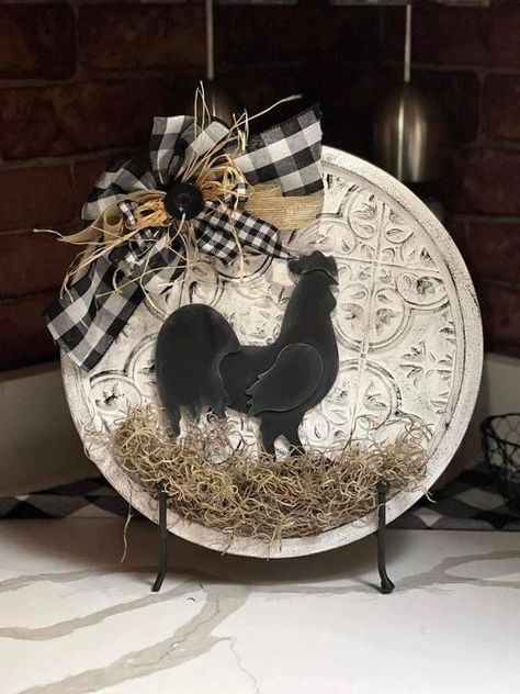 Rooster Craft, Charger Plate Crafts, Chicken Crafts, Dollar Store Diy Projects, Garden Decor Diy, Farmhouse Crafts, Tile Crafts, Handmade Projects, Creative Genius