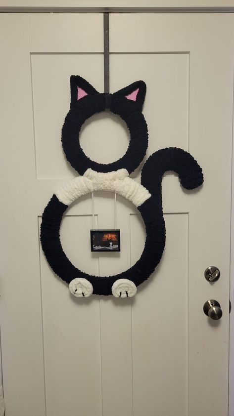 Cat Wreaths For Front Door Diy, Cat Christmas Wreath Diy, Cat Wreath Diy, Cat Wreaths For Front Door, Cat Wreaths, Heart Wreath Form, Senior Crafts, Cat Wreath, Pet Wreath