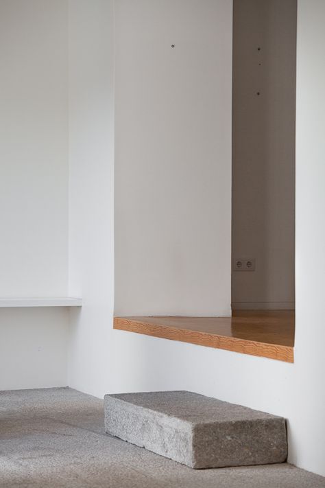 A monolithic stone block as a stair. Maybe my favorite thing ever. Stone Step, Masculine Design, Concrete Steps, Interior Stairs, Empty Room, House Stairs, Concrete Blocks, Apartment Design, Modernism