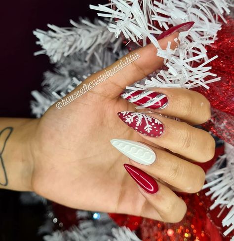 Red Sparkly Christmas Nails Almond, Red And White Christmas Nails Almond, Red Christmas Nails Almond Shape, Red Christmas Stiletto Nails, Red And White Stiletto Nails, Red Stiletto Christmas Nails, Christmas Nail Art Designs Almond, Red White Silver Nails, Pointy Christmas Nails