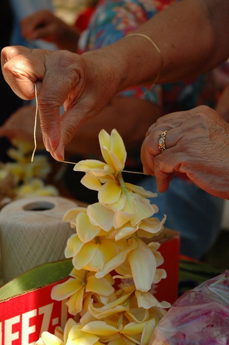 Tongan Wedding, Diy Leis, Polynesian Beauty, Hawaii Lei, Lei Ideas, Wedding Lei, Lei Making, Hawaiian Leis, Hawaiian Crafts