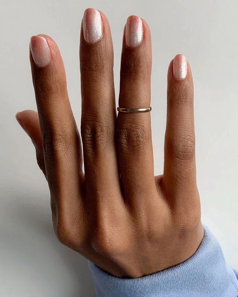 The 7 Best Winter 2022 Nail Color Trends Are Seriously Dreamy Red Minimalist, New Years Eve Nails, Pastel Nail Polish, Minimalist Winter, Trending Nails, Nagellack Trends, Red Carpet Manicure, Nail Color Trends, Ombre Nails Glitter