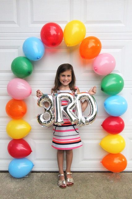 First Day of School Easy Balloon Arch // SmashedPeasandCarrots.com Easy Balloon Arch, Diy Balloon Arch, First Day Of School Pictures, Birthday Decorations At Home, Birthday Morning, Deco Ballon, Happy Birthday Decor, Simple Birthday Decorations, Back To School Party