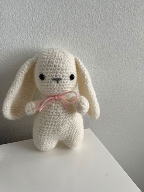 Learn the art of amigurumi with our easy patterns for beginners! Start crocheting your own adorable plushies today. Let's create something wonderful! 🧵🐻 Aethstetic Crochet, Kitting Ideas Aesthetic, Crochet With Mahum, Crotecht Aesthetic, Chroceting Aesthetic, Start Crocheting, Twin Halloween, Amigurumi For Beginners, Cow Toys