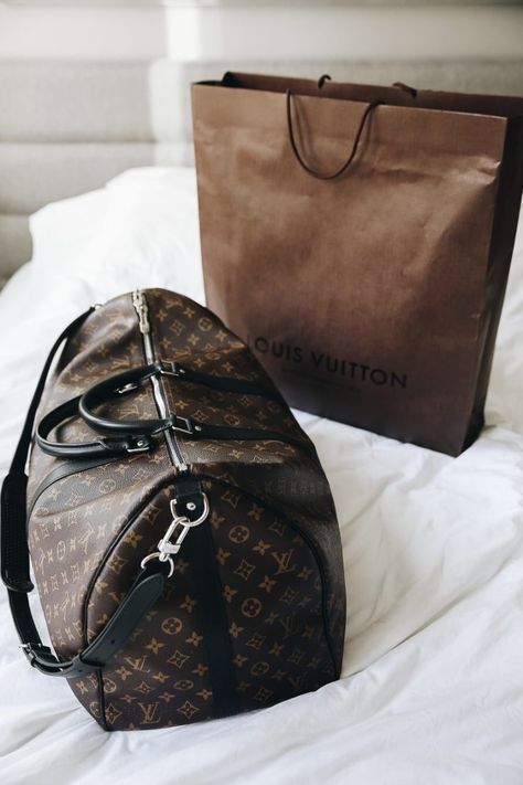 Image shared by h a n n a h. Find images and videos about fashion, luxury and travel on We Heart It - the app to get lost in what you love. Louis Vuitton Weekender, Mens Louis Vuitton, Louis Vuitton Duffle, Louis Vuitton Handbags 2017, Louis Vuitton Duffle Bag, Women's Purses, Travelling Bag, Travel Essentials For Women, Louis Vuitton Purse