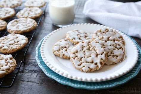 Old fashioned Iced Oatmeal Cookies are crisp on the outside, soft and chewy on the inside, with warm spices, and a light glaze on top. Perfect with a cold glass of milk! Meltaway Cookies, Iced Oatmeal Cookies, Peanut Butter Marshmallow, Marshmallow Cookies, Caramel Apple Cheesecake, Chewy Peanut Butter Cookies, Cookie Flavors, Fall Cookies, Cookie Cups