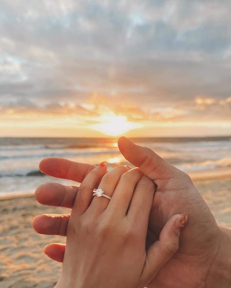 I Say Yes Photo Ideas, Pictures Of Engagement Rings On Hands, Love Story Beach Ideas, Beach Photography Couples Photo Ideas, Ring Reveal Pictures, Surprise Proposal Photoshoot Beach, Beach Ring Pictures, Sunrise Beach Proposal, White Sands Engagement Photos