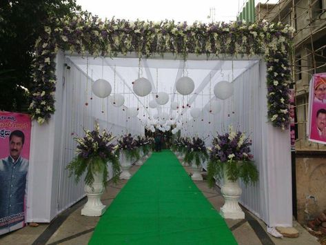 Wedding Door Decorations, Flower Gate, Hindu Wedding Decorations, Indian Wedding Decorations Receptions, Simple Stage Decorations, Garland Wedding Decor, Wedding Doors, Wedding Background Decoration, Wedding Reception Backdrop