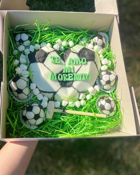 soccer themed breakable heart + 6 berries ⚽️💗 - - - #chcolatecoveredstrawberries #berries #soccer #gift #chocolate #strawberries #fresas #foryou #foryoupage #smallbusiness #fresitasdebelen #breakableheart America Soccer Team, Breakable Heart, Chocolate Strawberries, Soccer Team, Strawberries, Diy Gifts, Soccer, Gifts, Quick Saves