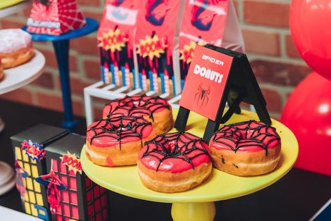 Donut Cake Birthday, Spiderman Birthday Party Food, Spiderman Birthday Party Ideas, Fête Spider Man, Birthday Spiderman, Spiderman Birthday Party Decorations, Spiderman Birthday Cake, Marvel Birthday Party, Marvel Party