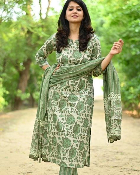 Chudidhar Designs, Cotton Suit Designs, Rayon Kurti, Churidar Designs, Simple Kurta Designs, Designer Kurti Patterns, Simple Kurti Designs, Salwar Designs, Long Dress Design