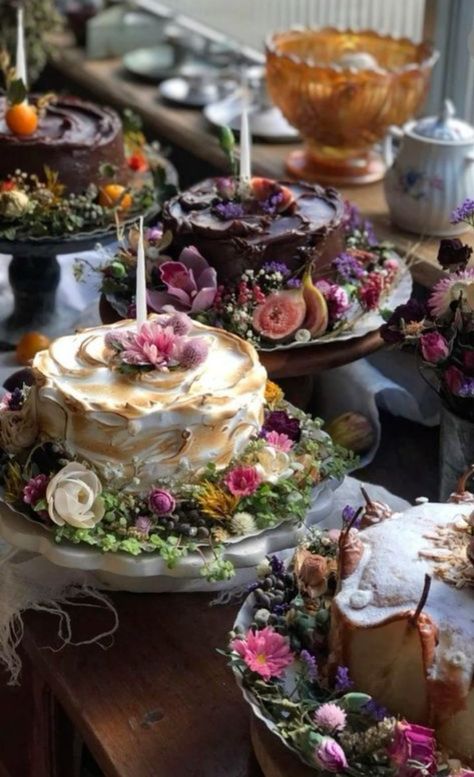 Cottagecore Dessert Table, Forest Theme Desserts, Fairy Wedding Food, Magical Cake Ideas, Enchanted Dessert Table, Unconventional Birthday Cakes, Forest Food Ideas, Garden Theme Food, Forest Wedding Food