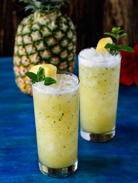 Kick up your summer with this refreshing twist on a classic mojito, sans alcohol. Pineapple, ginger, and fresh mint come together with sparkling water for a delicious summer drink. Cucumber Mocktail, Pineapple Party Theme, Nonalcoholic Party Drinks, Classic Mojito, Mint Drink, Yummy Summer Drinks, Pineapple Ginger, Caramelized Bacon, Pineapple Mint