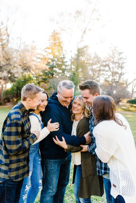 Photography Poses Family Of Four, Adult Family Photos, Big Family Photos, Large Family Photos, Extended Family Photos, Winter Family Photos, Family Photoshoot Poses, Fam Photos, Trendy Photography