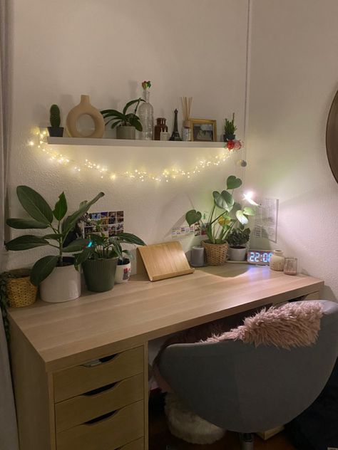 Wall Framed Art, College Desk Setup Aesthetic, Green And Yellow Room Aesthetic, Dorm Desk Decor Ideas, Bedroom Shelf Organization, Shelf Above Desk Ideas, Cosy Uni Room, Uni Rooms Uk Ideas, Pinterest Room Aesthetic