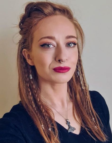 Viking Braids With Beads, Viking Updos For Medium Length Hair, Viking Beads Hair, Braids Viking, Celtic Braids Women, Viking Hair Beads, Womens Viking Hairstyles, Quick And Easy Viking Hair, Viking Braids Female Short Hair