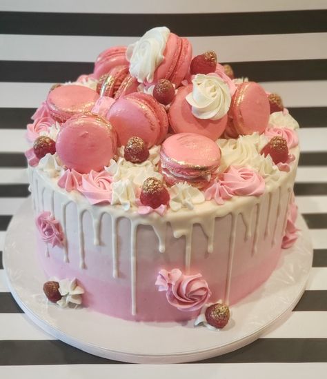 Pink and Gold Chocolate Drip Cake Topped with Macarons and Raspberries Sprinkle Drip Cake, Macaron Cakes, 24th Birthday Cake, 15th Birthday Cakes, 17 Birthday Cake, Make Birthday Cake, Gold Birthday Cake, Macaron Cake, Chocolate Drip Cake