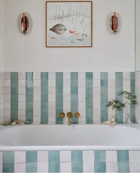 Embrace The Stripe Hype With These 15 Striped Bathrooms You'll Want to Copy 4 Tiled Bath, Bathroom Wall Mural, Architect Studio, Striped Tile, White Bathroom Designs, Bad Inspiration, Bath Tiles, Chic Interior, Bathroom Renos