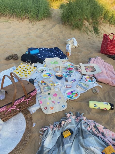 Painting On Beach Picnic, Painting On Beach Aesthetic, Painting At The Beach With Friends, Beach Picnic Painting, Summer Craft Aesthetic, Beach Picnic Activities, Summer List Aesthetic, Painting Summer Aesthetic, Picnic Painting Aesthetic