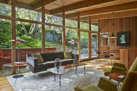 Berkeley architect Joanne Koch was drawn to her home's earthy Northern California design and tried to achieve a balance of indoor-outdoor living space for her family. Photo: Bruce Damonte Mid Century Modern Renovation, Minimalist Dekor, Modern Renovation, Interior Minimalista, Mid Century Living, Mid Century Living Room, Mid Century Modern Living, Casa Vintage, Mid Century Architecture