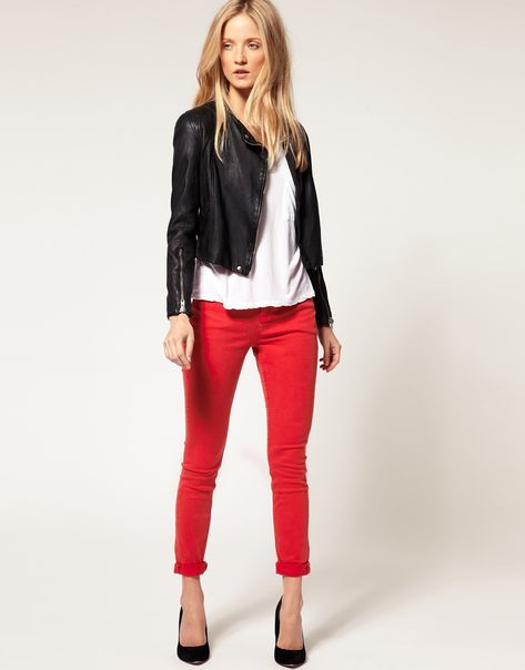 J. Crew Minnie pant ~ new favorite pant in my closet. Jeans Rosas, Red Pants Fashion, Red Jeans Outfit, Outfit Pantalon Rojo, Red Pants Outfit, Coloured Denim, Red Trousers, Looks Jeans, Red Jeans