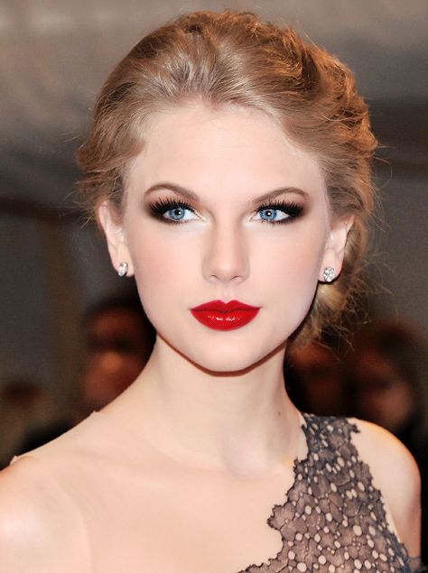 taylor swift Taylor Swift 2011, Face Analysis, Taylor Swift Makeup, Alexander Mcqueen Savage Beauty, Savage Beauty, Belle Silhouette, Taylor Swift Red, Taylor Swift Hair, Elegant Updo