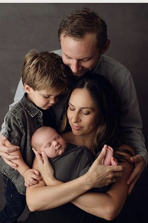 Newborn Family Pictures, Newborn Sibling, Foto Newborn, Newborn Photography Boy, Family Maternity Photos, Sibling Poses, Newborn Family Photography, Baby Pictures Newborn, Newborn Family Photos