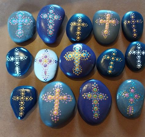 Christian Rock Painting Ideas, Painting Scriptures, Christian Rock Painting, Rock Painting Easter, Mandela Rock Painting, Painted Bricks Crafts, Painted Stepping Stones, Painted Crosses, Brick Crafts