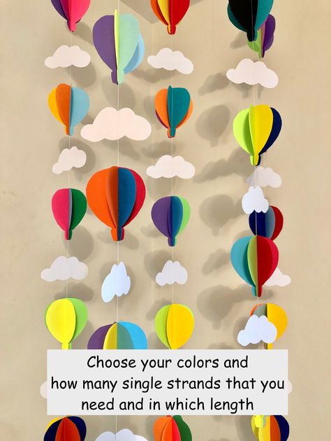 Balloon Strands, Hot Air Balloon Craft, Balloon Photo, Hot Air Balloon Decorations, Balloon Crafts, First Birthday Decorations, Kindergarten Graduation, Hot Air Balloons, Graduation Decorations