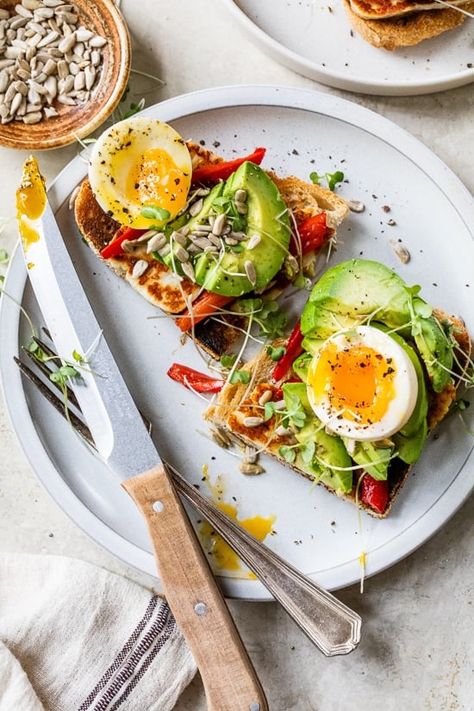 Avocado Toast with Halloumi and Egg Avocado Toast Egg, Daily Nutrition, Breakfast Ingredients, Vegetarian Sandwich, Skinnytaste Recipes, Egg Toast, Breakfast Toast, Rabbit Food, Skinny Taste Recipes