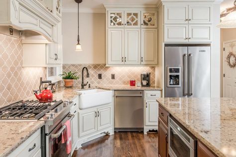 Corner Farmhouse Sink, Corner Kitchen Sinks, Corner Kitchen Sink Ideas, White Galley Kitchens, White Cottage Kitchens, Kitchen Sink Ideas, Corner Kitchen Sink, Kitchen Layouts, Corner Kitchen