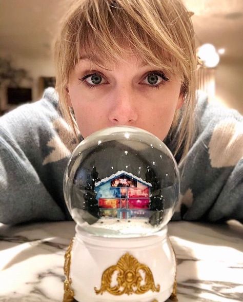 Taylor Swift🦋💫🦋@Lover💋 Mirrorball Pfp, Taylor Swift Christmas Pfp, Taylor Version, Style Taylor Swift, Nostalgic Music, Taylor Swift Christmas, Christmas Pfp, Romee Strijd, Estilo Taylor Swift