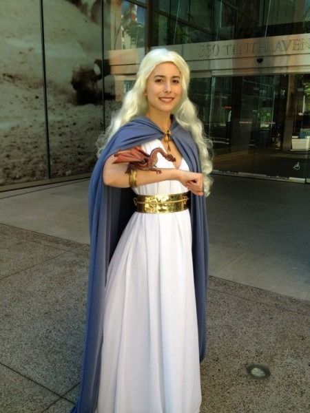 25 DIY Game of Thrones Halloween Costume coz Halloween is coming & it's impossible to wait - Hike n Dip Khaleesi Costume, Daenerys Targaryen Outfits, Targaryen Costume, Daenerys Costume, Game Of Thrones Halloween, Daenerys Targaryen Costume, Halloween Costume Game, Game Of Thrones Outfits, Got Costumes