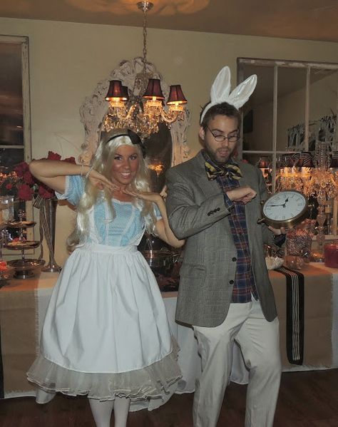 Alice And Wonderland Costumes, Alice In Wonderland Halloween Costume, Twisted Princesses, Alice In Wonderland Halloween, Halloween Alice In Wonderland, Halloween Costume Couple, White Rabbit Costumes, Rabbit Halloween, Iconic Halloween Costumes