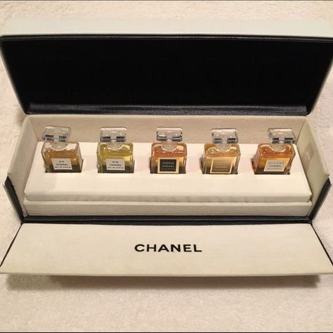 Chanel Gifts, Chanel Perfumes, Fragrance Wardrobe, Chanel Fragrance, Gift Display, Cosmetic Packaging Design, Perfume Collection Fragrance, Chanel No 5, Chanel Perfume