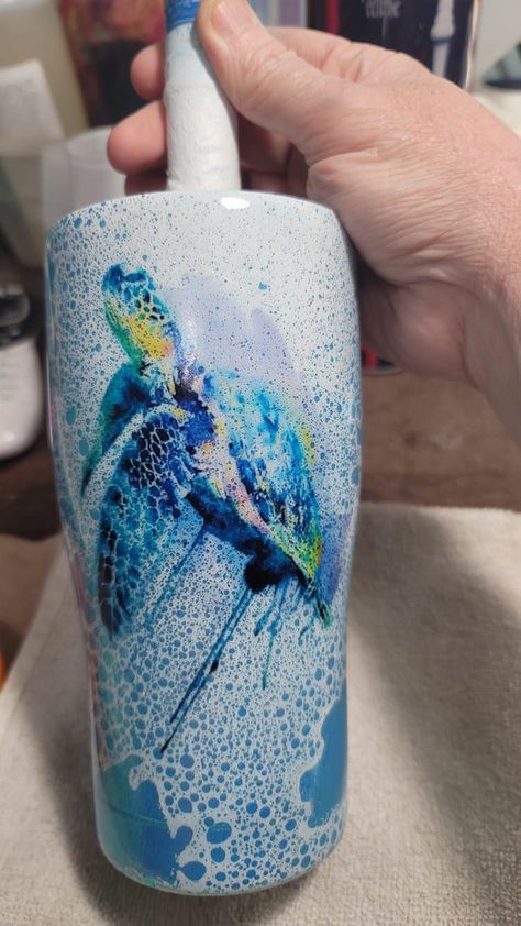 Tumbler Resin, Spring Arts And Crafts, Glass Tumbler Design, Tumbler Inspiration, Resin Pens, Bottle Logo, Epoxy Cups, Power Wash, December Crafts