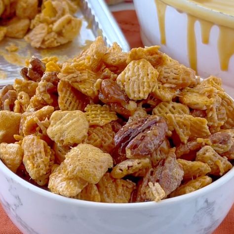 😋 Praline Crunch 🎉 🥳 "A Sweet and Crunchy Snack Perfect for Any Celebration or Gathering!" 🍬 🛒 Ingredients 🛒 - 8 cups Crispix cereal - 2 cups pecan halves, salted - 1/2 cup packed brown sugar - 1/2 cup corn syrup - 1/2 cup butter - 1 tsp vanilla extract - 1/2 tsp baking soda 📝 Directions 📝 1. Preheat Oven: Preheat your oven to 250°F (120°C). 2. Combine Cereal and Pecans: In a large mixing bowl, combine the Crispix cereal and salted pecan halves, making sure they are well ... Praline Crunch, Crispix Cereal, Pecan Halves, Crunchy Snack, Food Obsession, Party Snacks, Pecans, Corn Syrup, Product Photos