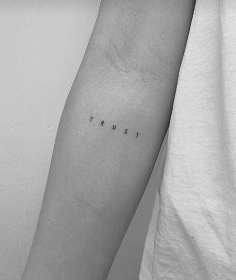 Wörter Tattoos, Tato Henna, Elbow Tattoos, Writing Tattoos, Inspiration Tattoos, Tattoo Font, Lip Tattoos, Classy Tattoos, Dainty Tattoos