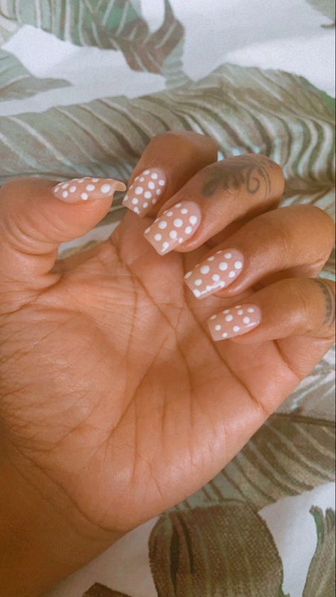 White Polka dotted nails on young girls left hand. Girl has brown skin. White Nails With Polka Dots, White Dot Nails, Pokadot Nails Acrylic, Polka Dot Acrylic Nails, White Polka Dot Nails, Spotted Nails, Dotted Nails, Short Natural Nails, Dot Nail Designs