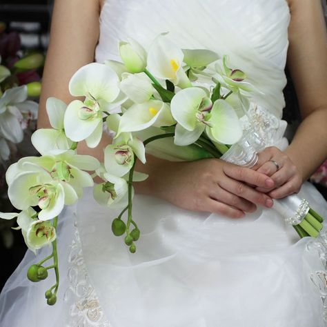 Cheap Bridal Bouquets, Orchid Bridal Bouquets, Orchid Bouquet Wedding, Lily Bridal Bouquet, Calla Lily Bouquet Wedding, Wedding Flower Guide, Hot Wedding, Butterfly Orchid, Calla Lily Wedding