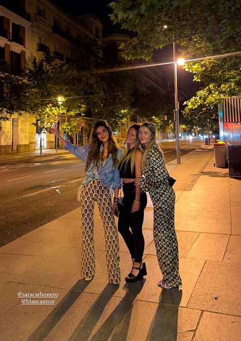 Sara Carbonero se apunta a la tendencia setentera con estos pantalones 'flare' de Zara - Foto Looks Sara Carbonero, Summer Time, Summer Style, Spring Summer Fashion, Outfit Ideas, Summer Fashion, Dresses With Sleeves, Spring Summer, Long Sleeve Dress