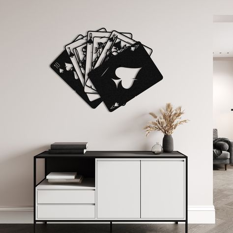 📌INTRODUCTION: Elevate your space with our Royal Flush Metal Wall Decor. 🎴🎉 Perfect for poker or blackjack enthusiasts and game rooms, this stunning piece features a bold royal flush design, embodying the essence of playing cards and the thrill of the game. Whether you're creating a poker room or a gaming haven, our metal wall art adds a touch of Las Vegas charm and casino flair. Transform any space into a winning ambiance with this exquisite poker cards decor. Get your game on! 📏 SIZE; 19.7 Living Room Decorations Wall, Men Wall Art Ideas, Casino Room Ideas, Game Room Wall Art Ideas, Vegas Room Decor, Pop Culture Decor, Men House Decor, Black Wall Aesthetic, Art Deco Room Decor