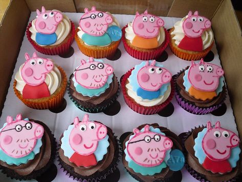 Bolo Da Peppa Pig, Peppa Pig Birthday Decorations, Peppa Pig Cupcakes, Peppa Pig Birthday Party Decorations, Pig Cupcakes, Peppa Pig Birthday Cake, Pig Birthday Cakes, Peppa Pig Family, Birthday Party Snacks