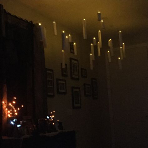 Harry Potter floating candles Hanging Bedroom Candles, Floating Candles Harry Potter, Candle Light Bedroom, Candle Room Decor, Harry Potter Floating Candles, Harry Potter Candles, Hanging Bedroom, Bedroom Candles, Harry Potter Wand