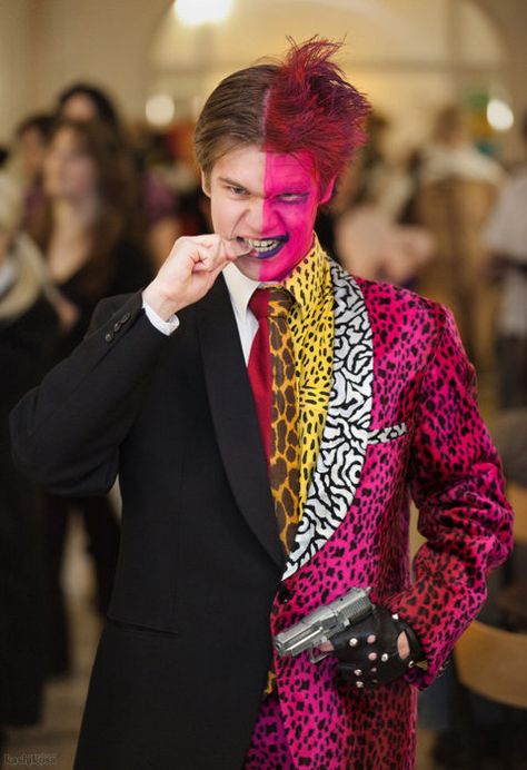 Cosplay of Tommy Lee's Two-Face from the movie "Batman Forever" (1995) Two Face Cosplay, Cosplay Items, Two Face Batman, Batman Villains, Batman Cosplay, Tommy Lee Jones, Dc Cosplay, Fashion Walk, Awesome Cosplay