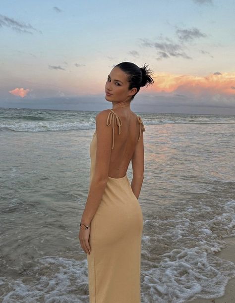 Vacation Dress Pictures, Beach Dress Photoshoot, Summer Vacay Outfits, Sunset Photoshoot Ideas, Hawaii Pics, Vacay Pics, Sommer Strand Outfit, Beach Photo Inspiration, Beach Instagram Pictures