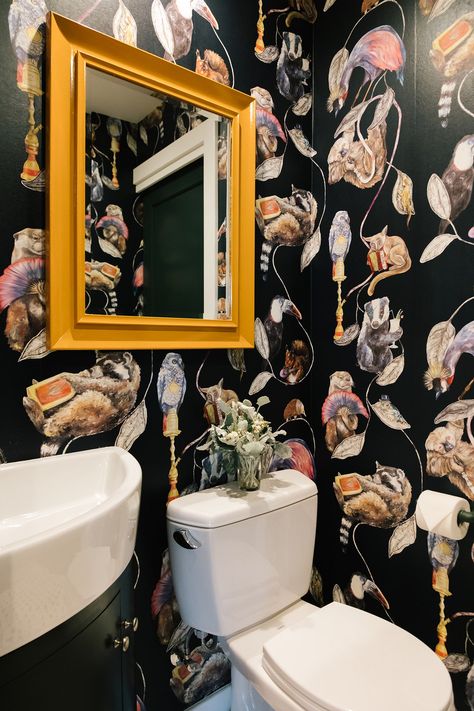 Quirky Cloakroom, Quirky Bathroom Ideas, Unusual Bathrooms, Wild Wallpaper, Chateaux Interiors, Wc Design, Eclectic Bathroom, Powder Room Design, Quirky Home Decor