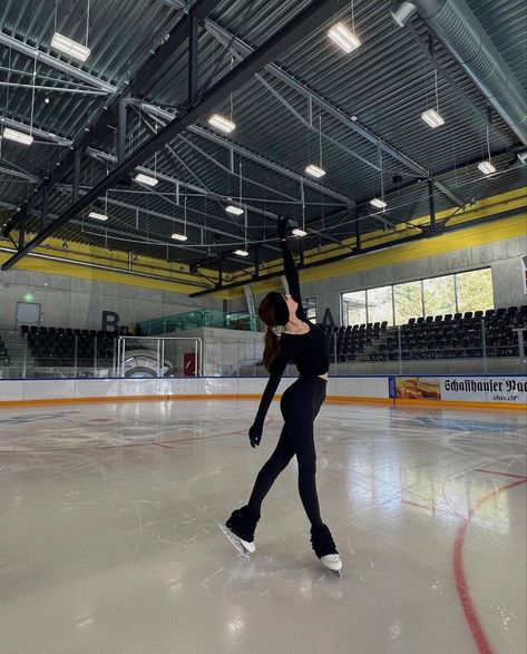 Skating Pictures, Figure Ice Skates, Corps Idéal, Figure Skating Outfits, Ice Skating Outfit, Skate 3, Skating Aesthetic, Ice Skaters, Ice Rink