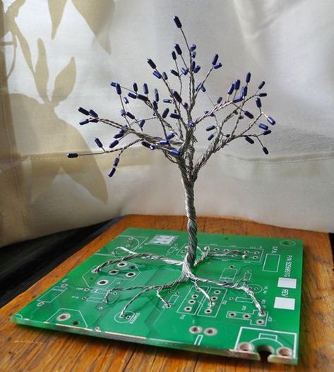 brilliant-ways-to-reuse-old-computer-parts-for-decoration Alter Computer, Computer Recycling, Waste Art, Circuit Board Design, Computers Tablets And Accessories, Tech Jewelry, Tech Art, Metal Tree Wall Art, Board Decoration